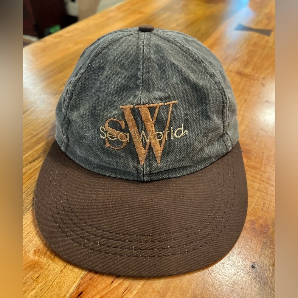 VINTAGE Sea World ball cap in GUC